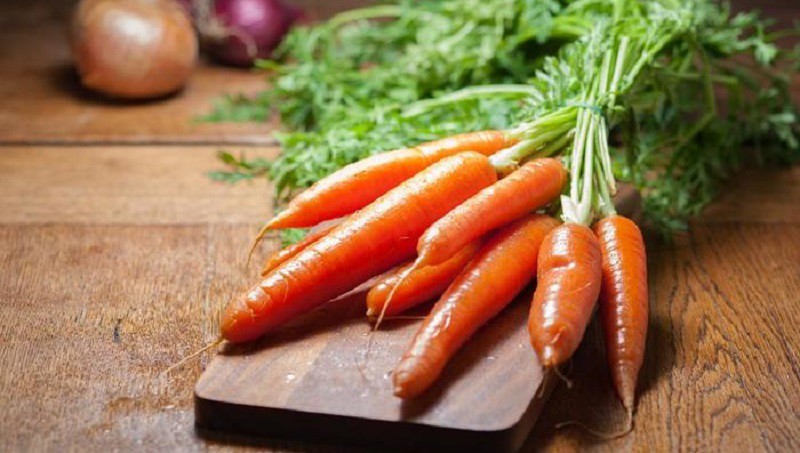 Cà rốt là nguồn phong phú của beta-carotene, một dạng vitamin A có nguồn gốc từ thực vật, một chất dinh dưỡng quan trọng để duy trì sự khỏe mạnh của mắt và chức năng thị giác.
