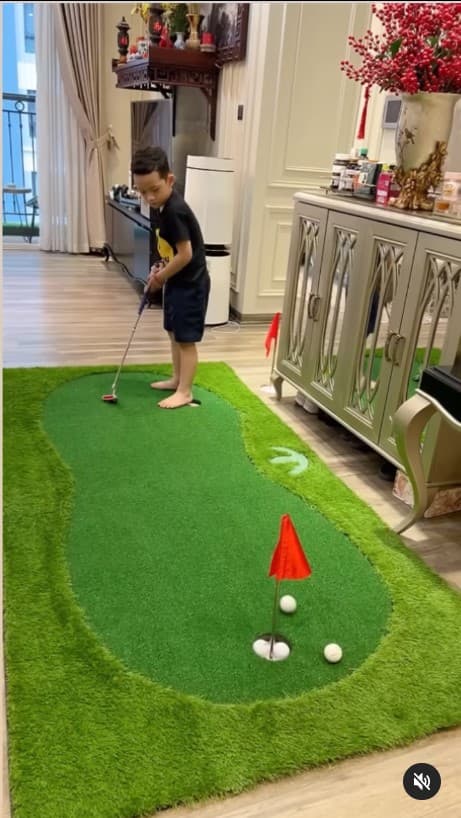 Con trai Ly Kute 7 tuổi giỏi đá bóng, đu xà, đánh golf: Mẹ chỉ 1m5 nên khéo tìm cách tăng chiều cao cho con - 7