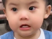 Làm mẹ - Bé gái xinh đẹp biểu cảm tức giận cũng rất đáng yêu, ai nấy tấm tắc: Tương lai rất thành công!