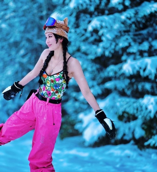 Cô khiến khán giả sốc vì chịu lạnh tốt.