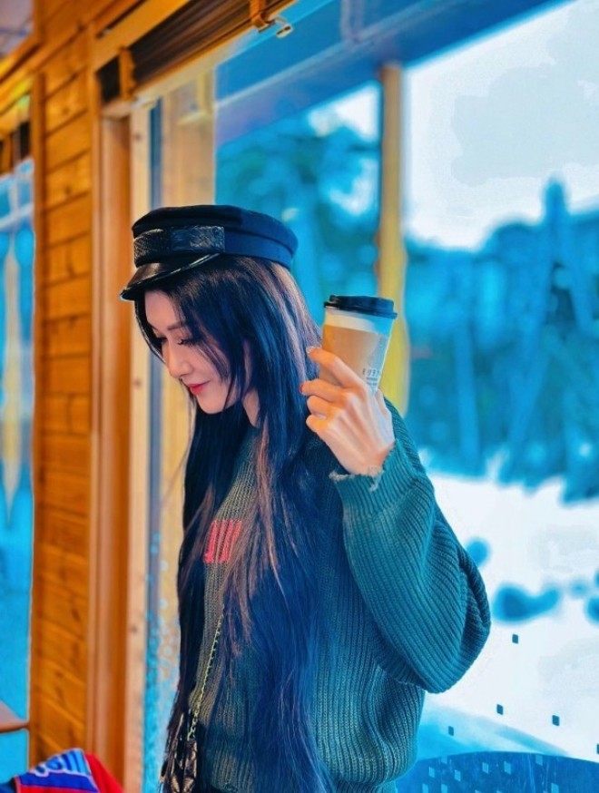 Lý Thái Hoa uống cafe nóng, ăn kem trong thời tiết lạnh giá.