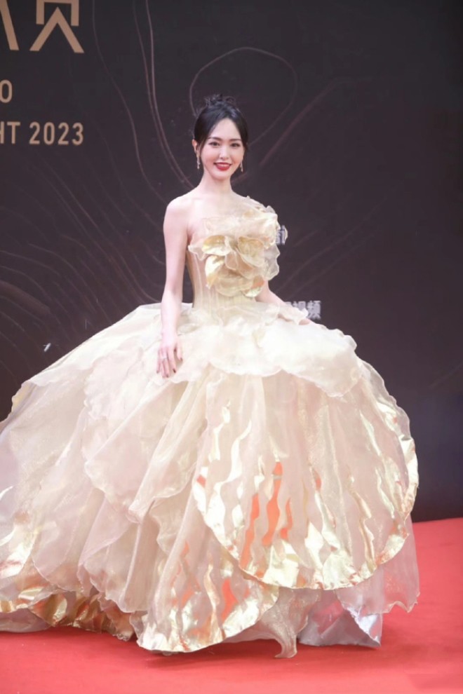 Đường Yên khoe nhan sắc ngoài 40 tại Tinh quan đại thưởng.