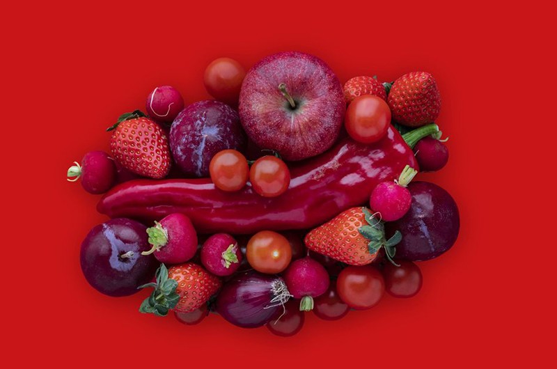 Nghiên cứu đã phát hiện ra rằng trái cây màu đỏ có hàm lượng chất phytochemical cao nhất, có thể tăng cường sức khỏe tim mạch và giảm tích tụ mỡ bụng. Các lựa chọn trái cây màu đỏ bao gồm: bưởi hồng ngọc, quả mâm xôi, dâu tây, táo đỏ, dưa hấu, mận, đào,...

