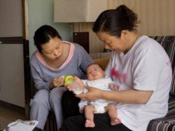 Mẹ chồng quyết không ngồi chung mâm cơm cữ với con dâu, thấy bát cơm bà ăn tôi mới hiểu sự thật