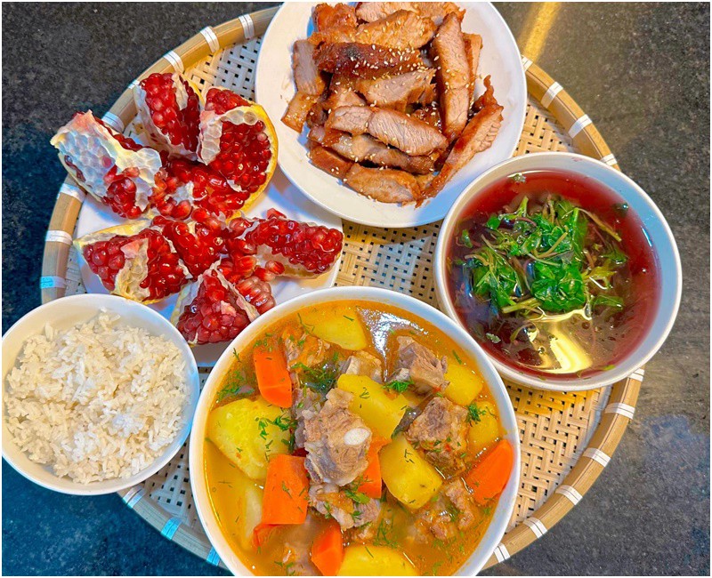 30 mâm cơm cữ này là 30 bữa chính do chị Tuyết Chinh tự vào bếp nấu nướng sau sinh. 
