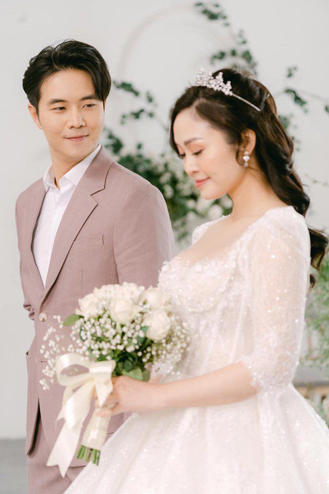 Bác sĩ điển trai đang amp;#34;theo đuổiamp;#34; Huyền Lizzie: Từng làm công an, kém Mạnh Trường 7 tuổi - 13