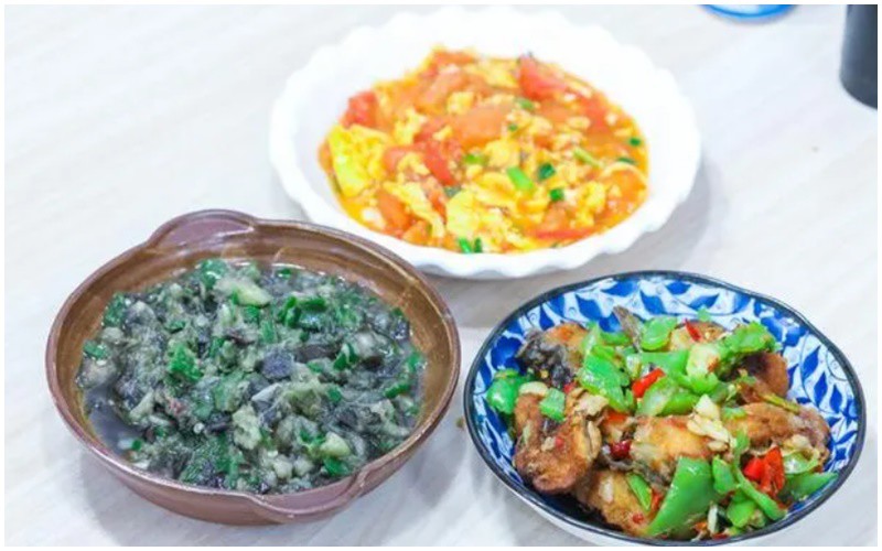 Các món ăn đều có nhiều màu sắc và không quá nhiều dầu mỡ, hạn chế dùng đường. 
