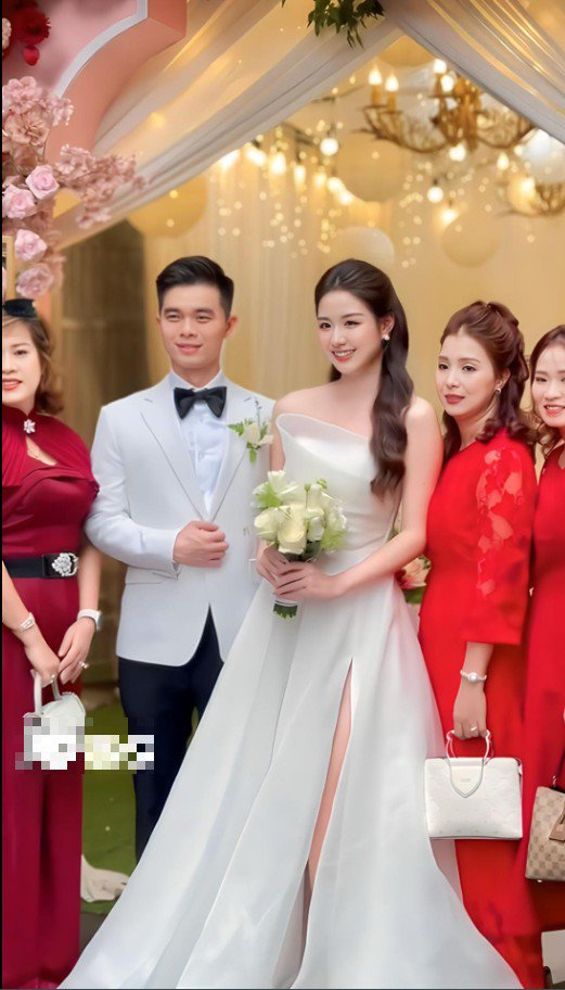Cô dâu đã lựa chọn được cho mình thợ make-up cực kì có tâm khi bất kì khung hình nào cũng rực rỡ.