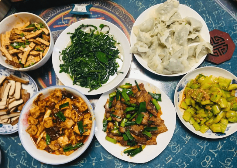 Mẹ chồng nấu toàn món ăn hợp khẩu vị với con trai mình.