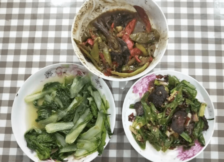 Bữa ăn lèo tèo được nấu lại từ hôm trước mà mẹ chồng dành cho con dâu đang mang thai. 