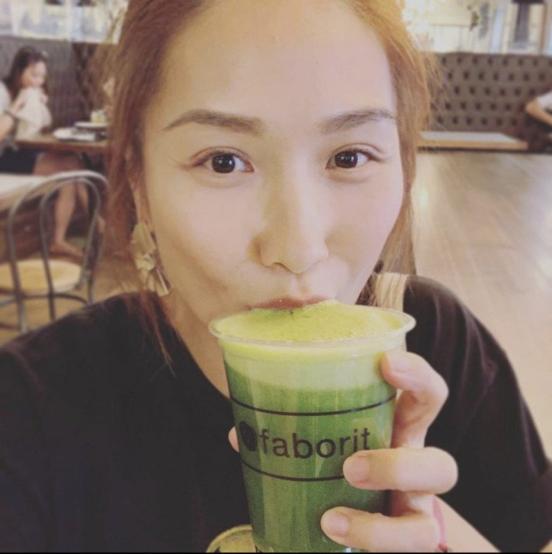 Cô đã từ bỏ đồ uống có đường, chọn nước ép rau củ.