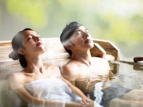 Tắm thế nào trong mùa lạnh để tránh khô ngứa da? Bác sĩ tiết lộ nhiệt độ nước tắm lý tưởng