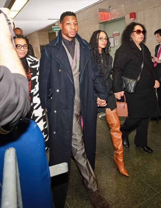 Jonathan mới bị kết tội quấy rối và hành hung. 