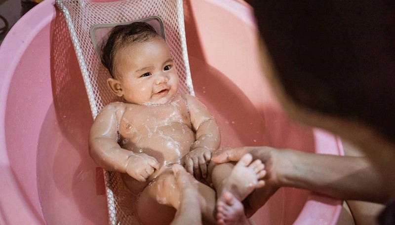 Ngoài ra, không nên tắm cho trẻ sơ sinh quá thường xuyên, 2-3 lần một tuần là đủ. Điều đặc biệt quan trọng cần lưu ý là trẻ em không được tắm trong vòng 24 giờ sau khi tiêm chủng, bố mẹ nên ghi nhớ điều này.
