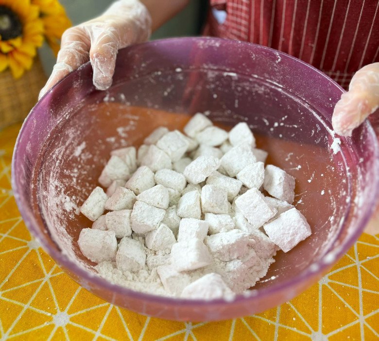 Trời lạnh, làm chè sắn mochi dẻo nóng hổi ngon quên sầu, chị em ăn mấy bát quên cả sợ béo - 9