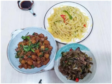 Sợ vợ bầu ăn ngoài không đảm bảo, chồng trổ tài nấu cơm không bữa nào trùng món