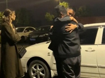 Đánh ghen hiếm gặp: Bắt gặp vợ ngoại tình, chồng lao vào ôm nhân tình của vợ khóc nức nở