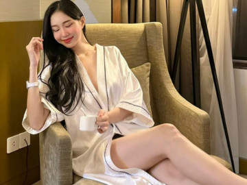 Chỉ mặc áo ngủ, người đẹp Sài thành vẫn khoe khéo một điểm trên cơ thể giống hệt Elly Trần