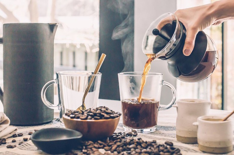Axit caffeic và axit chlorogen trong cà phê có khả năng chống oxy hóa rất cao. Lưu ý bạn phải uống cà phê đen không đường hay thêm chất tạo ngọt. Lượng cà phê khuyến nghị uống trong một ngày là khoảng 2 cốc.
