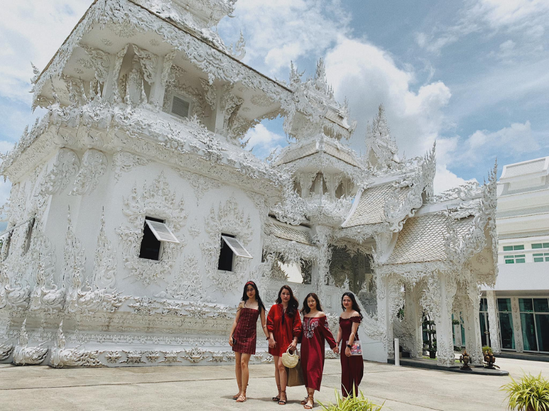Chùa Trắng - Wat Rong Khun: Giống như tên gọi của mình ngôi chùa này được sơn với tông chủ đạo toàn màu trắng là biểu trưng cho sự tinh khiết của Đức Phật.

