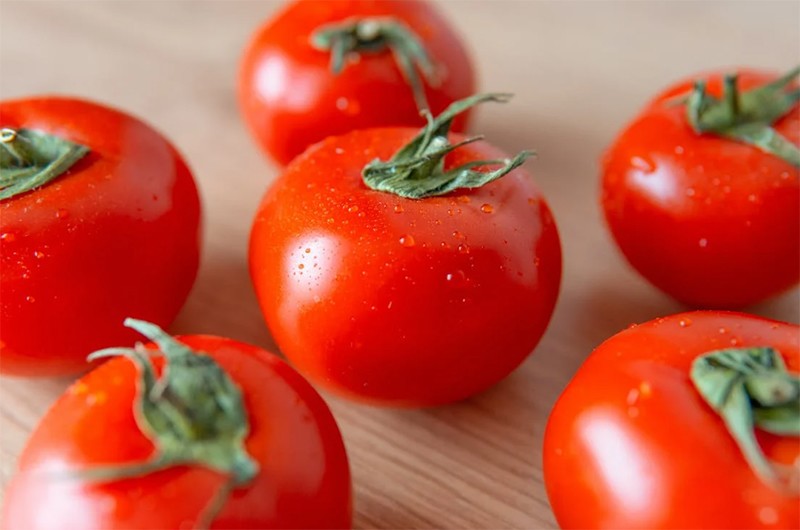 Cà chua rất giàu chất chống oxy hóa lycopene nhưng nếu ăn sống sẽ khó hấp thụ hơn khi đun nóng. Hơn nữa, hàm lượng lycopene trong bột cà chua thu được bằng cách đun nóng và cô đặc tăng lên rất nhiều, hoạt tính chống oxy hóa cũng mạnh hơn. 

