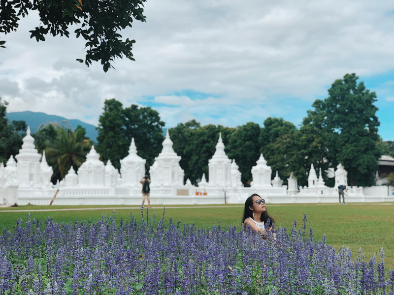 Chiang Mai có cực kỳ nhiều ngôi đền, chùa lớn nhỏ, vì vậy bạn có thể tham quan rất nhiều kiến trúc độc đáo. Lưu ý là bạn không nên mặc váy ngắn hoặc đồ quá hở khi đến các địa điểm tâm linh này.
