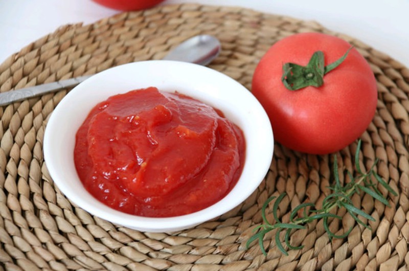 Tuy nhiên, khi chọn sốt cà chua, hãy nhớ chọn nước sốt cà chua nguyên chất 100%, tức là chỉ có cà chua trong thành phần, không mua nước sốt cà chua có thêm đường, muối, chất làm đặc và các thành phần khác.
