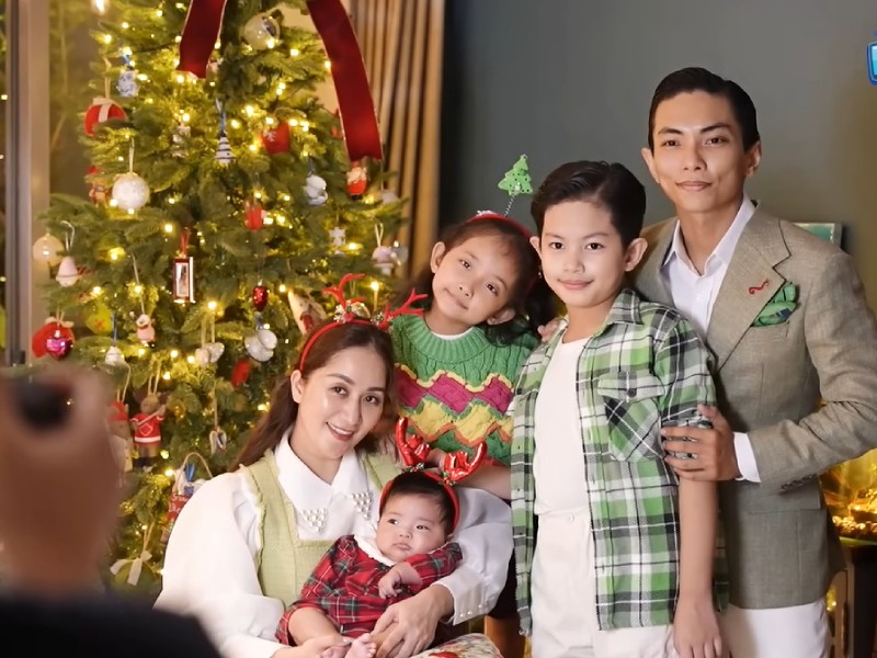Xuất hiện trong một chương trình mới đây, gia đình Khánh Thi - Phan Hiển gây sốt khi có những khoảnh khắc hạnh phúc, ấm áp trong không khí Giáng sinh đang cận kề.
