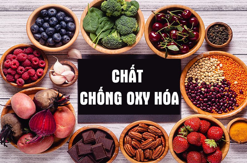 Tuy nhiên, khi chúng ta già đi, khả năng chống lại các gốc tự do sẽ giảm, bạn nên bổ sung nhiều chất chống oxy hóa hơn. Nghiên cứu được công bố trên tạp chí Nutrition đã đánh giá 3.100 loại thực phẩm và tìm ra 9 loại giàu chất chống oxy hóa nhất.
