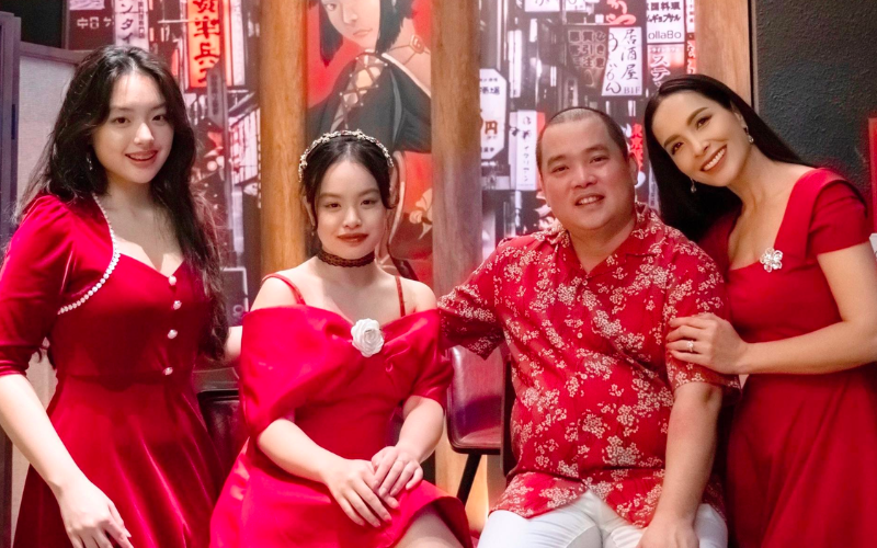 Nhan sắc của ái nữ nhà siêu mẫu Thuý Hạnh và nhạc sĩ Minh Khang mỗi khi xuất hiện chung khung hình với cả gia đình đều trở thành tâm điểm chú ý của nhiều người hâm mộ.
