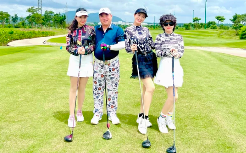 Bên cạnh áp dụng chế độ ăn uống khoa học, dù vẫn còn ở tuổi dậy thì nhưng 2 ái nữ nhà Thuý Hạnh - Minh Khang đã được bố mẹ cho luyện tập "môn thể thao nhà giàu". Cả gia đình thường xuyên chia sẻ khoảnh khắc cùng nhau ra sân đánh golf.
