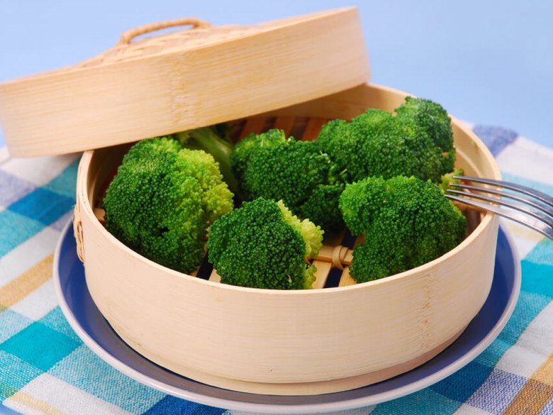 Với súp lơ, chỉ nên hấp sơ để giữ lại được nhiều chất dinh dưỡng quý giá. Ảnh minh họa. 