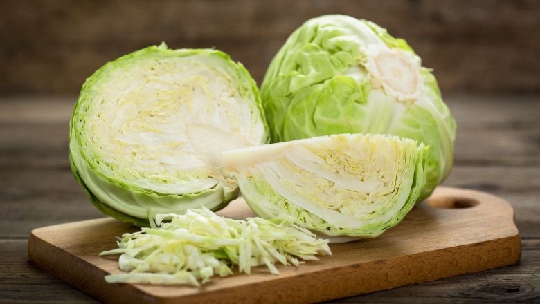 Trước khi rửa bắp cải, nhiều người thường thái thái nhỏ khiến rau mất nhiều dinh dưỡng. Ảnh minh họa. 