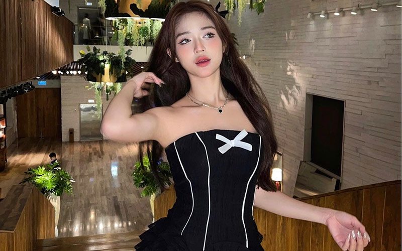 Cô nàng nổi danh với tên gọi hot girl che nắng, lọt vào ống kính của những nhiếp ảnh gia đường phố làm tên tuổi được lan rộng. 
