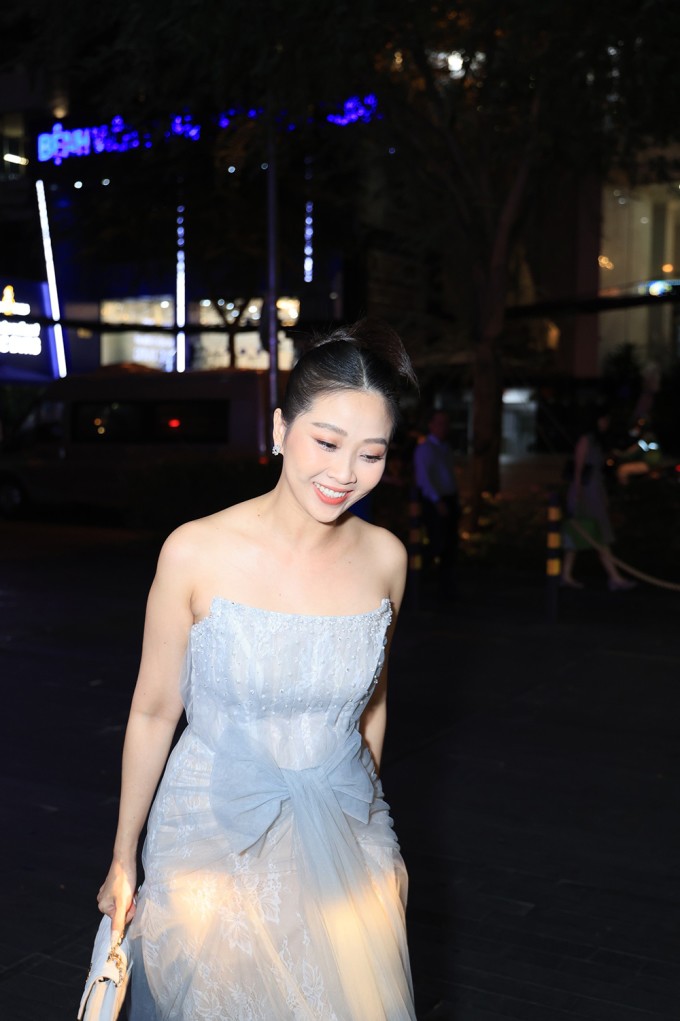 Liêu Hà Trinh khoe đường cong với bộ váy ôm dáng.