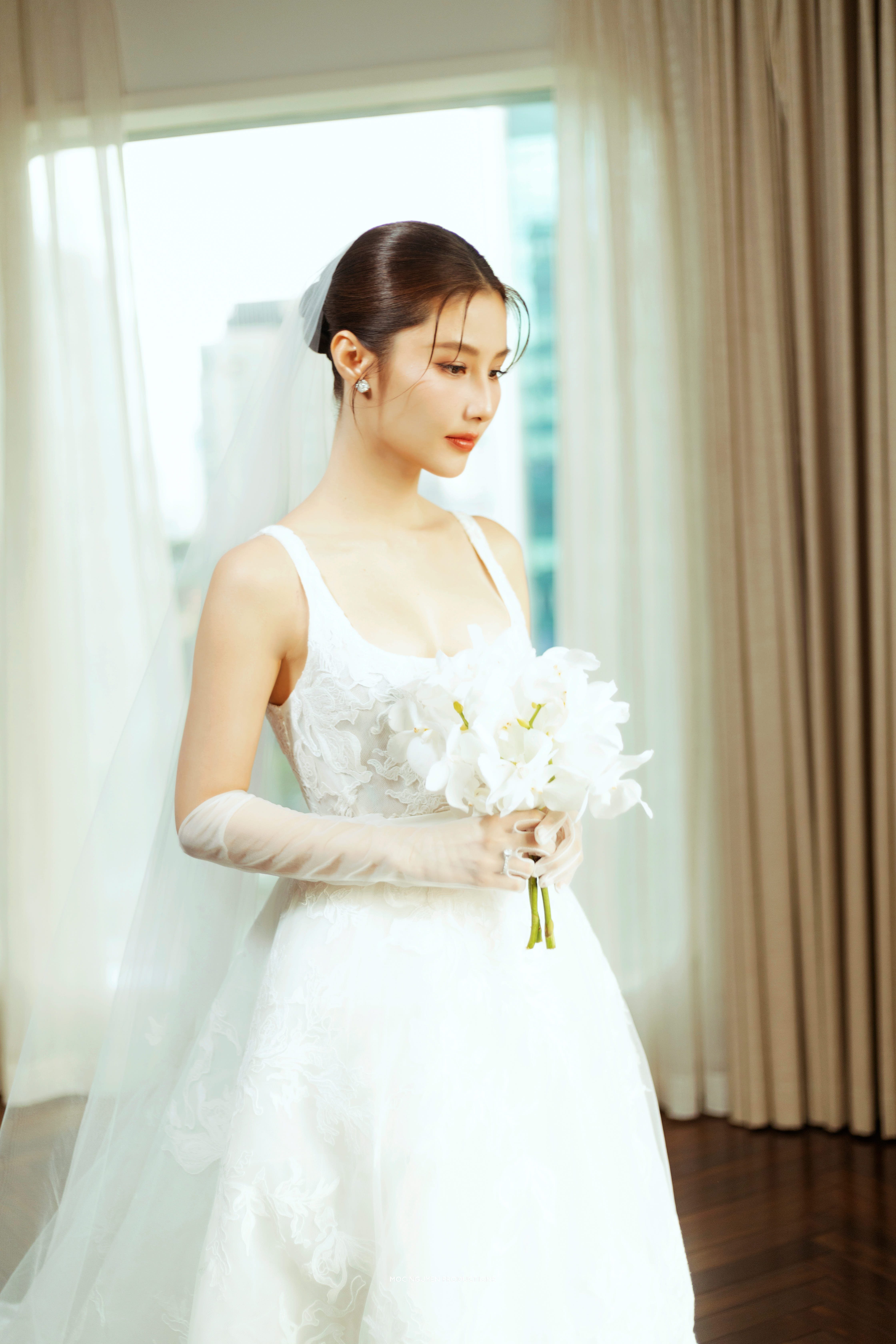 Trước đó, Diễm My khoe vẻ đẹp lộng lẫy trong một thiết kế váy cưới khác.