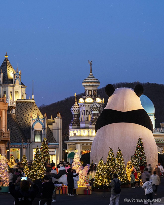 Là công viên giải trí lớn nhất Hàn Quốc, Everland nổi tiếng với những hoạt động theo từng mùa khác nhau. Mùa đông năm nay, bên cạnh trang trí Giáng Sinh và năm mới, Everland cũng đầu tư một lễ hội kéo dài cho các fan yêu thích gia đình gấu trúc Bao. Du khách có thể chơi trượt tuyết cũng như nhiều trò chơi khác ở công viên này.