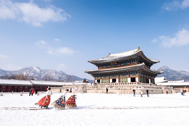 Nằm giữa thủ đô Seoul, cung điện Gyeongbok luôn là điểm đến được yêu thích khi ghé thăm Hàn Quốc. Bao quanh là dãy núi Bugak, cung Gyeongbok vào mùa đông khiến mọi người choáng ngợp bởi khung cảnh tuyết trắng phủ khắp nơi. Nếu có thời gian và đủ sức khoẻ, bạn có thể tản bộ một vòng để được chiêm ngưỡng lâu đài giữa hồ hay cây ngân hạnh nằm ở vườn thượng uyển. Đừng quên thuê một bộ hanbok để check-in ở địa danh nổi tiếng này.