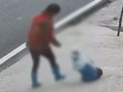 Tin tức - Bé trai bị đánh đập, tát như trời giáng bên vệ đường, danh tính người bạo hành càng gây sốc