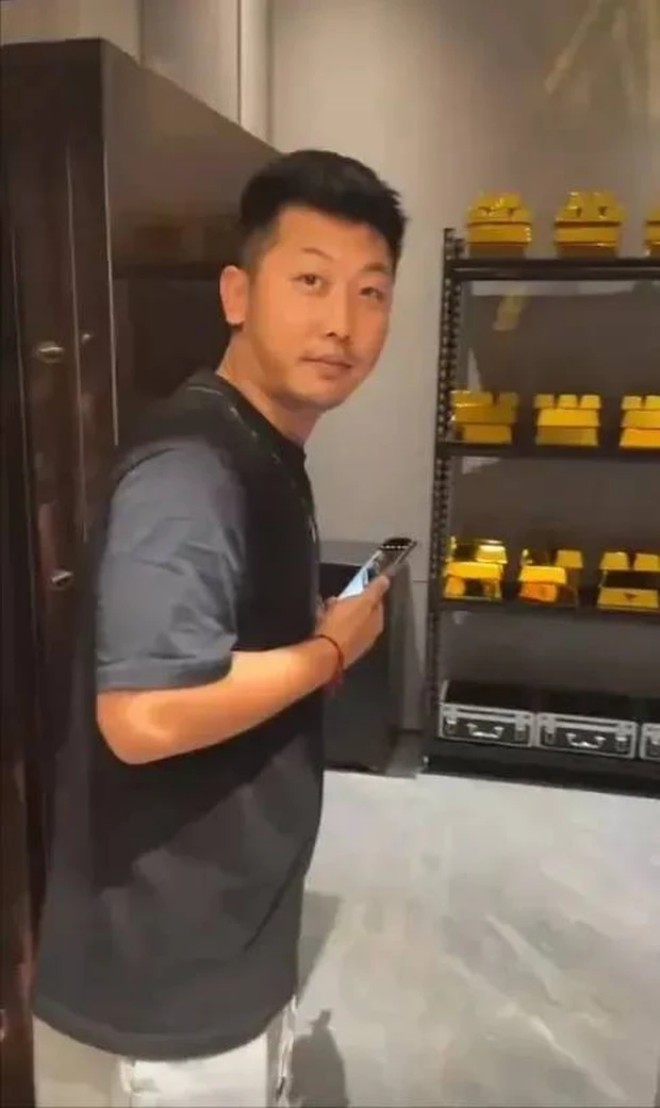 Ngôi sao 24/7: Khoe kho vàng 7.000 tỷ tại nhà, sao nam bị mắng vì phát ngôn dân mạng amp;#34;không có mắt nhìnamp;#34; - 1
