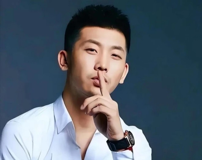 Ngôi sao 24/7: Khoe kho vàng 7.000 tỷ tại nhà, sao nam bị mắng vì phát ngôn dân mạng amp;#34;không có mắt nhìnamp;#34; - 3