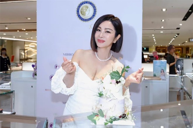 Ngôi sao 24/7: Khoe kho vàng 7.000 tỷ tại nhà, sao nam bị mắng vì phát ngôn dân mạng amp;#34;không có mắt nhìnamp;#34; - 6