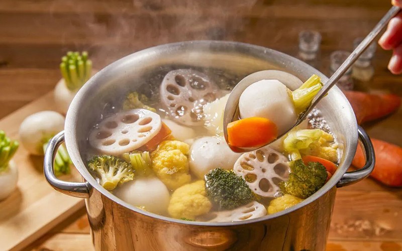 Nước hầm xương dùng để nấu canh, nấu cháo, nấu súp hay làm nước dùng nhúng lẩu đều rất hấp dẫn.
