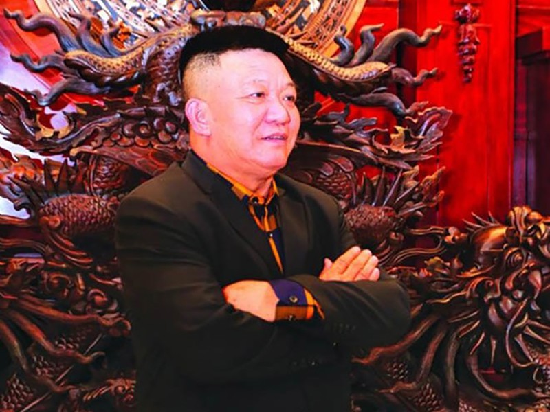  Danh tính chú rể nhanh chóng được tìm ra. Đó là anh Đỗ Văn Thành – con trai của đại gia Đỗ Văn Tiến, chủ một tập đoàn nổi tiếng vùng đất cố đô trong lĩnh vực sản xuất xi măng.
