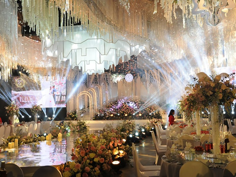 1. Năm 2021, "siêu đám cưới" diễn ra tại một tòa lâu đài nguy nga ở Ninh Bình đã thu hút sự chú ý lớn của dư luận. Đặc biệt, rạp cưới dựng bằng hệ giàn Truss (bộ khung chống đỡ xuyên suốt) rộng 4.500m2 để chứa 3000 khách mời
