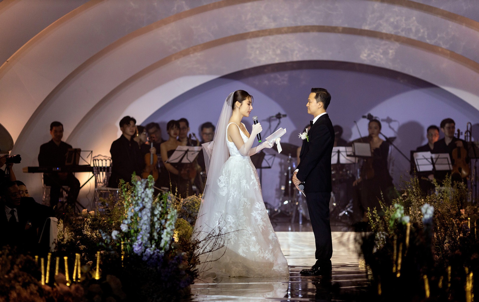 Diễm My nói lời ngọt ngào với ông xã trước sự chứng kiến của 2 bên gia đình và toàn thể khách mời.