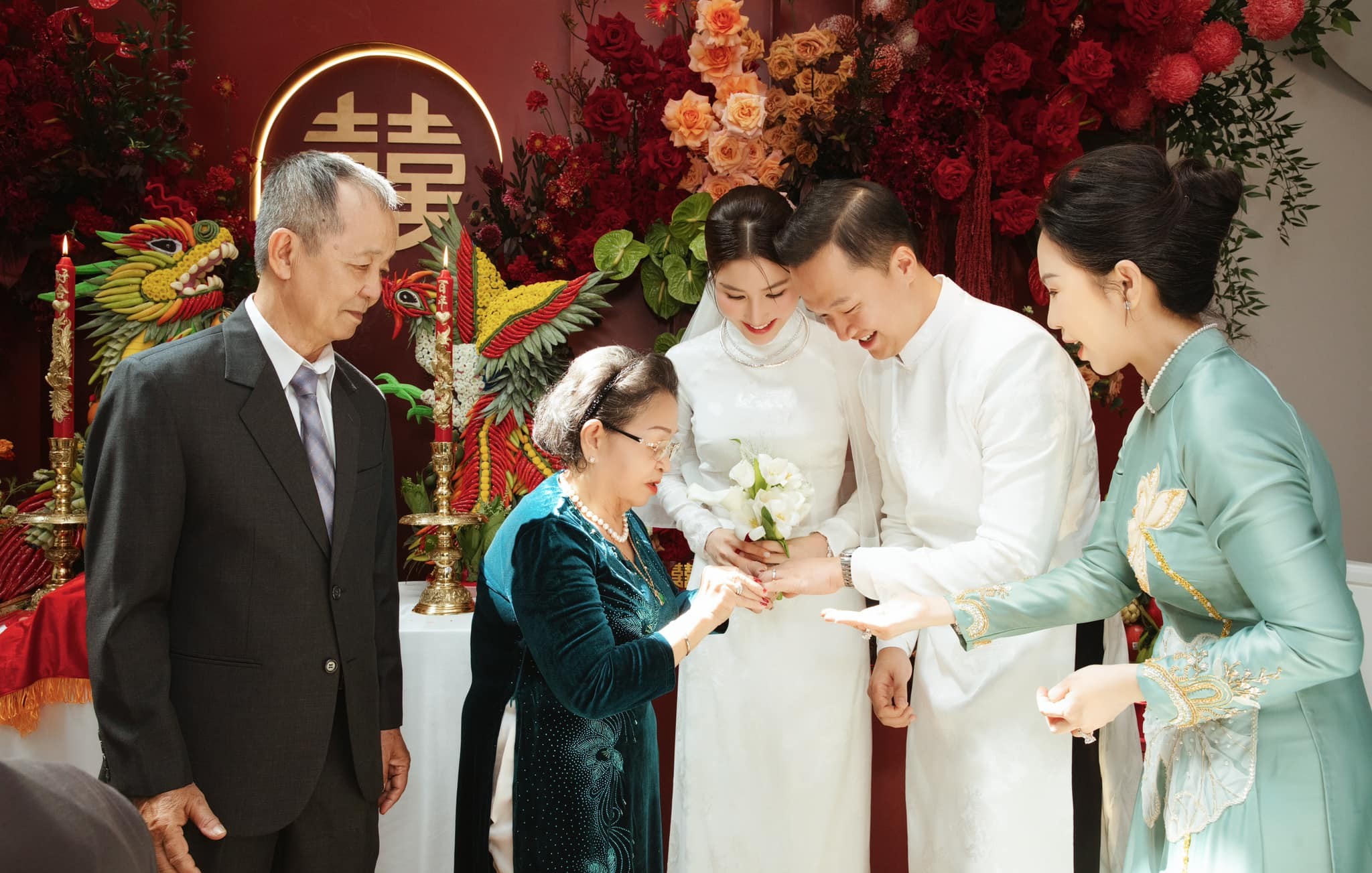 Trước đó, đám hỏi long trọng của cặp đôi đã diễn ra trước sự chứng kiến của 2 bên gia đình.