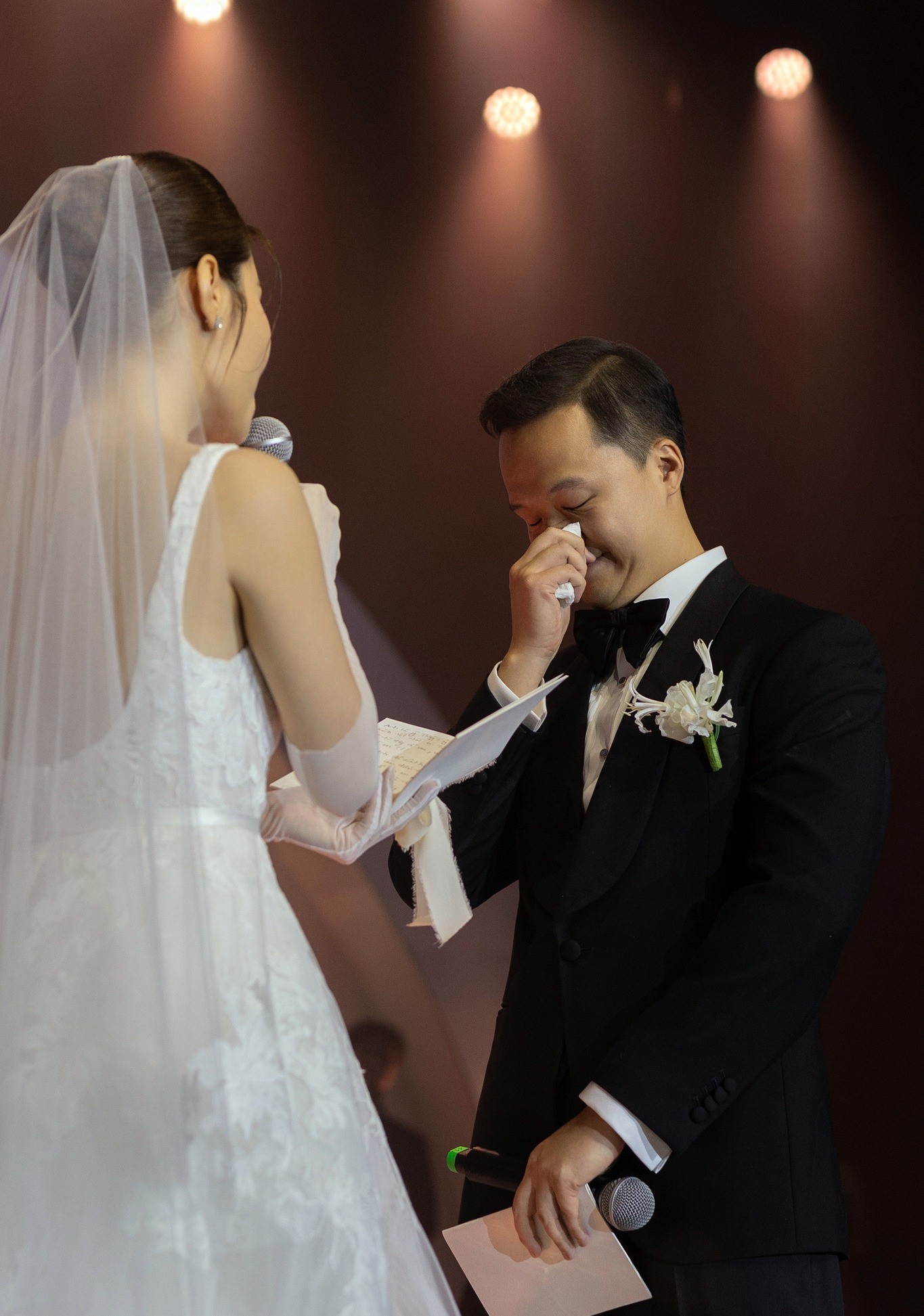 Chú rể Vinh Nguyễn bật khóc.