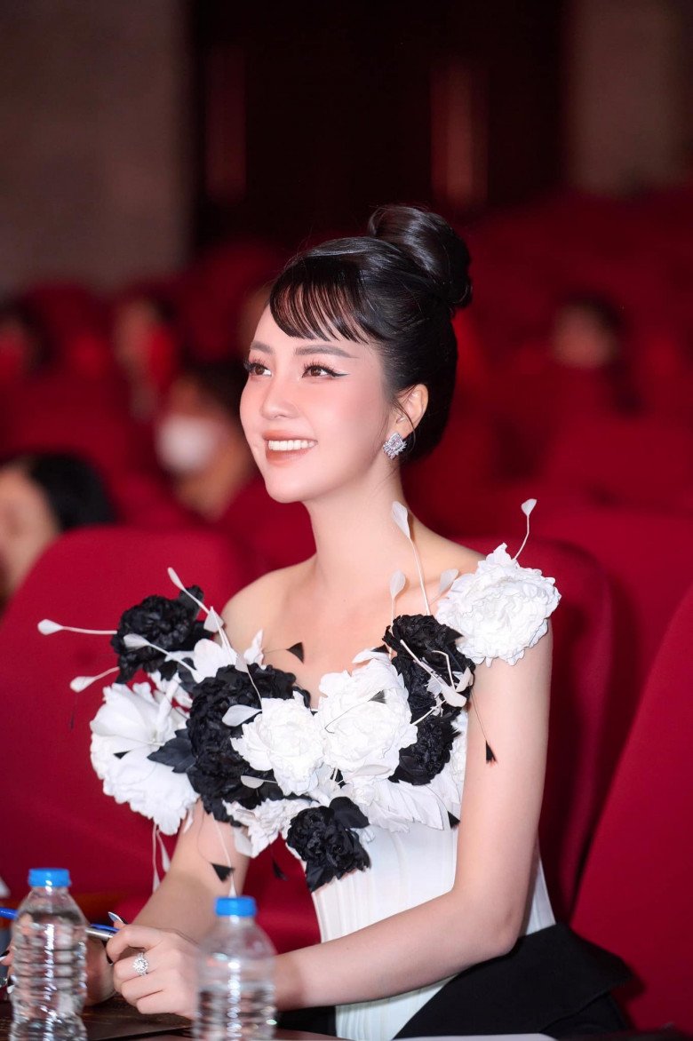 Không thể phủ nhận Thụy Vân trẻ đẹp nhờ chăm sóc da song biết chọn layout make-up phù hợp cũng là công cụ giúp người đẹp hồi xuân khi lên hình.