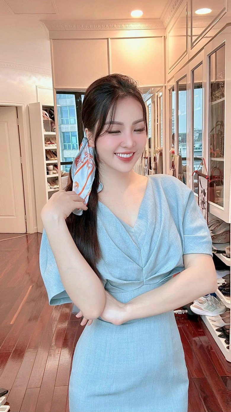 Cô thường tập trung tô vẽ cho đôi mắt. Bầu mắt được kích mí cao, bọng mắt được đánh phấn nhũ tạo độ long lanh cùng với việc tạo khóe mắt giả giúp cho Thụy Vân trẻ măng như gái teen.